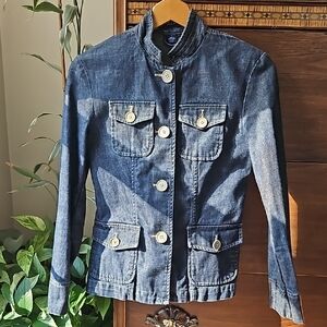 Blue Jean Jacket with Classic Style and Foldable Collar